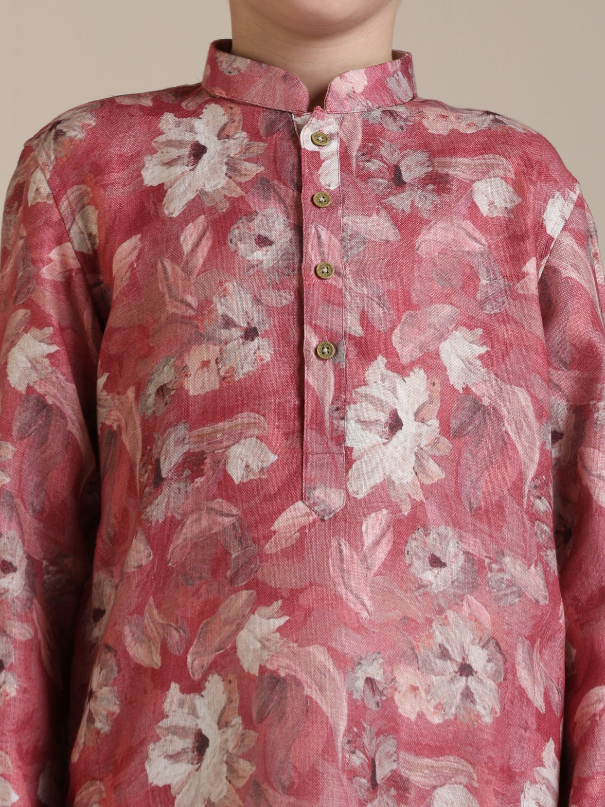 alt message - Manyavar Boys Boys Coral Pink Floral Patterned Kurta Set image number 1